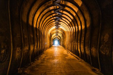 Erivan, Ermenistan - 29 Haziran 2024: Erivan 'da yaz mevsiminde Kond yaya tünelinin eğri duvarları