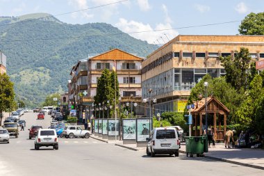 Dilijan, Ermenistan - 6 Temmuz 2024: Güneşli yaz gününde Ermenistan 'ın Dilijan kentinin merkezindeki Myasnikyan Caddesi manzarası