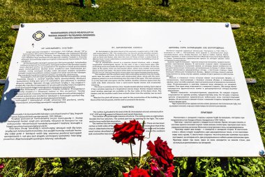 Goshavank, Ermenistan - 6 Temmuz 2024: Güneşli yaz günlerinde Ermenistan 'daki Goshavank Manastırı' ndaki St. Astvatsatsin Kilisesi ile ilgili bilgi standı