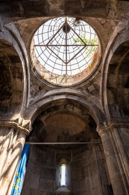 Tanrım, Ermenistan - 6 Temmuz 2024: Güneşli yaz gününde Goshavank Manastırı, Ermenistan 'daki Şapel Kubbesi