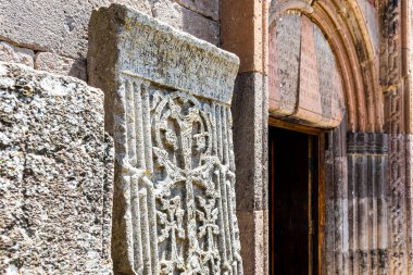 Hay Allah, Ermenistan - 6 Temmuz 2024: Khatchkar ve güneşli yaz gününde Ermenistan 'ın Hay Allah köyündeki Saint Gevorg kilisesinin kapısı