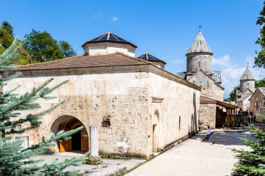 Dilijan, Ermenistan - 6 Temmuz 2024: Güneşli yaz gününde Tavush Eyaleti 'nin Dilijan kasabası yakınlarındaki Haghartsin Manastırı manzarası