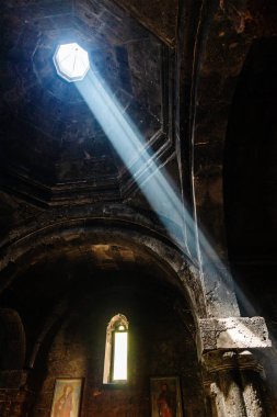 Dilijan, Ermenistan - 6 Temmuz 2024: Tavush Eyaleti 'nin Dilijan ilçesi yakınlarındaki Haghartsin Manastırı' nın tokmağında güneş ışığının aydınlatılması