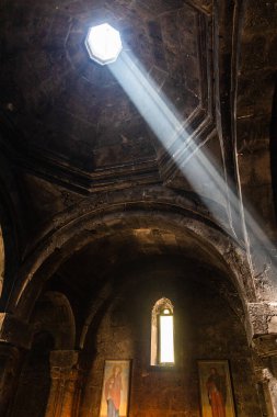 Dilijan, Ermenistan - 6 Temmuz 2024: Ermenistan 'ın Tavush ili yakınlarındaki Dilijan kenti yakınlarındaki Haghartsin Manastırı' ndaki St. Gregory (Surb Grigor) Kilisesi 'nde yaz güneşinin aydınlatılması