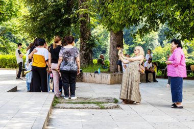 Dilijan, Ermenistan - 6 Temmuz 2024: Turistler güneşli yaz gününde Tavush Eyaleti 'nin Dilijan ilçesi yakınlarındaki Haghartsin Manastırı avlusunda fotoğraf çekiyorlar.