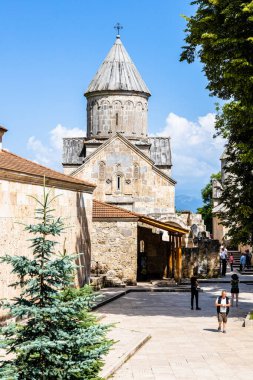 Dilijan, Ermenistan - 6 Temmuz 2024: Haghartsin Manastırı 'ndaki Surb Astvatsatsin Kilisesi' nin güneşli yaz gününde Tavush Eyaleti 'nin Dilijan kasabası yakınlarındaki manzarası