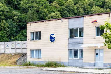 Dilijan, Ermenistan - 7 Temmuz 2024: bulutlu bir yaz gününde Dilijan kentinde Impulse Futbol Akademisi 'nin inşası