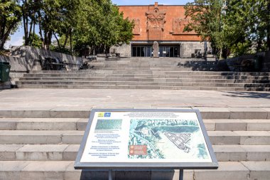 Erivan, Ermenistan - 10 Temmuz 2024: Güneşli yaz gününde Erivan 'daki Erebuni Kalesi Müzesi' nin haritası ve adımları