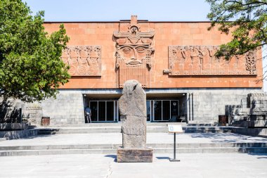 Erivan, Ermenistan - 10 Temmuz 2024: Erivan 'da güneşli yaz gününde ejderha taşı ve Erebuni Kalesi Müzesi inşaatı