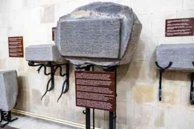 Erivan, Ermenistan - 10 Temmuz 2024: Urartu ülkesindeki Erebuni kalesinin bugün Erebuni Kalesi müzesindeki Erivan şehrinin inşaatından bahseden taş.