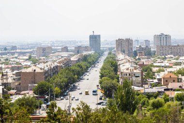 Erivan, Ermenistan - 10 Temmuz 2024: Erivan 'da yaz günü Erebuni tepesinden Mashtots Bulvarı manzarası