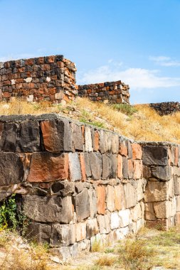 Erivan, Ermenistan - 10 Temmuz 2024: Güneşli yaz gününde Erivan 'daki Erebuni Kalesi' nin duvarları yıkıldı