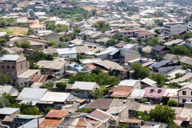 Erivan, Ermenistan - 10 Temmuz 2024: Güneşli yaz gününde, Erivan şehrindeki kentsel evlerin çatılarının üzerinde