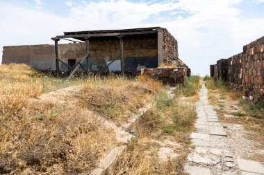 Erivan, Ermenistan - 10 Temmuz 2024: Güneşli yaz gününde Erivan 'daki Erebuni Kalesi' nde pavyon