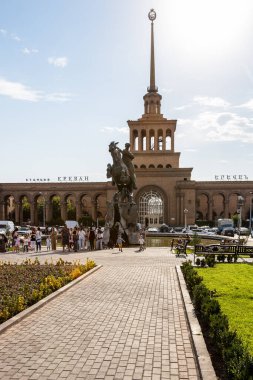 Erivan, Ermenistan - 10 Temmuz 2024: Erivan şehrindeki Erivan tren istasyonu güneşli yaz günbatımında