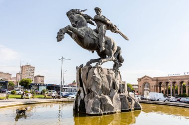 Erivan, Ermenistan - 10 Temmuz 2024: Güneşli yaz akşamında Erivan kentindeki Erivan tren istasyonu yakınlarındaki Sassoun Anıtı