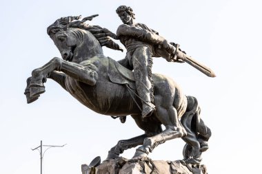Erivan, Ermenistan - 10 Temmuz 2024: Güneşli yaz akşamında Erivan şehrinde Sassoun 'lu David heykeli