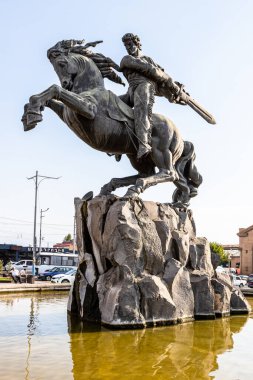 Erivan, Ermenistan - 10 Temmuz 2024: Güneşli yaz akşamında Erivan şehrinde bulunan Sassoun Davut Anıtı
