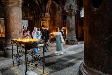 Tsaghkadzor, Ermenistan - 14 Temmuz 2024: Ermenistan 'ın Tsaghkadzor kentinde yaz günü Kecharis Manastırı' ndaki S Grigor Kilisesi 'nin tokmağının içi