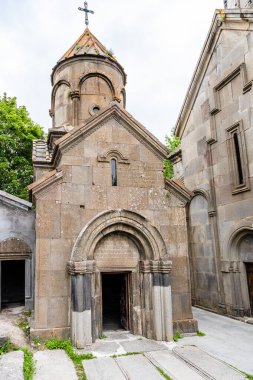 Tsaghkadzor, Ermenistan - 14 Temmuz 2024: Ermenistan 'ın Tsaghkadzor kentinde yaz bulutlu bir günde Kecharis Manastırı' ndaki Surp Nshan Kilisesi 'nin önü