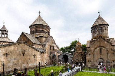 Tsaghkadzor, Ermenistan - 14 Temmuz 2024: Ermenistan 'ın Tsaghkadzor kentinde yaz bulutlu bir günde Kecharis Manastırı' na ziyaretçiler