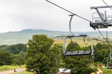 Tsaghkadzor, Ermenistan - 14 Temmuz 2024: Ermenistan 'ın Tsaghkadzor kasabasındaki ikinci halat kaldırma hattının merkezi.