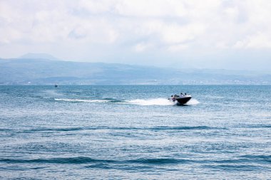 Sevan, Ermenistan - 14 Temmuz 2024: Sevan Gölü 'nde sürat teknesi, yaz günü