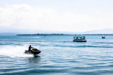 Sevan, Ermenistan - 14 Temmuz 2024: Sevan Gölü, Ermenistan 'da yaz günü jet ski ve botlar