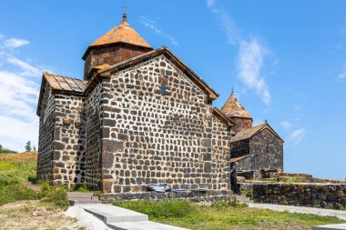 Sevan, Ermenistan - 14 Temmuz 2024: Sevanavank Sevan Manastırı 'ndaki Surp Astvatsatsin Kilisesi' nin inşaatı Sevan Yarımadası 'nda güneşli bir yaz günü