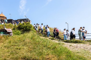 Sevan, Ermenistan - 14 Temmuz 2024: Sevanavank, Ermenistan 'a giden turistler Sevan Yarımadası' nda güneşli bir yaz günü