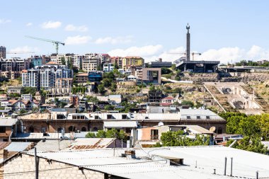 Güneşli yaz gününde Erivan 'ın merkezindeki yerleşim alanından Cascade anıtı manzarası, Ermenistan