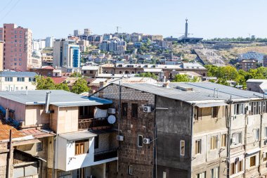 Ermenistan 'ın güneşli yaz gününde Erivan şehrindeki Cascade anıtı manzaralı apartmanlar.