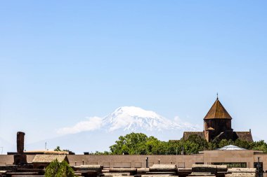 Aziz Gayane Kilisesi ve Ermenistan 'ın Etchmiadzin Dağı manzarası güneşli yaz gününde