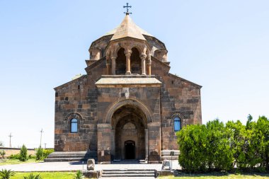 Etchmiadzin, Ermenistan 'daki Saint Hripsime Kilisesi' nin önü güneşli yaz günü 