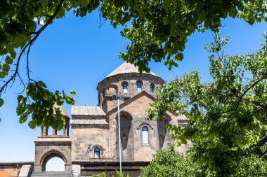 Ermenistan, Etchmiadzin 'deki yeşil ağaç ve Aziz Hripsime Kilisesi güneşli yaz günlerinde