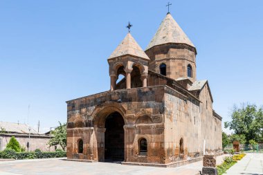 Etchmiadzin şehrindeki Shoghakat Kilisesi binası, güneşli yaz gününde Ermenistan