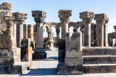 Güneşli bir yaz gününde Ermenistan 'daki Zvartnots Katedrali' nin sütunları. Zvartnots kalıntıları UNESCO Dünya Mirası Alanlarında listelendi