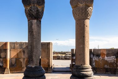 Zvartnots Tapınağı ve Ararat Dağı 'ndaki köşe yazıları güneşli yaz günlerinde Ermenistan' da arka planda. Zvartnots kalıntıları UNESCO Dünya Mirası Alanlarında listelendi