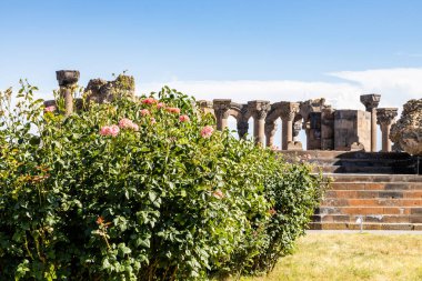 Güneşli bir yaz gününde Ermenistan 'ın bahçesinden Zvartnots Katedrali manzarası. Zvartnots kalıntıları UNESCO Dünya Mirası Alanlarında listelendi