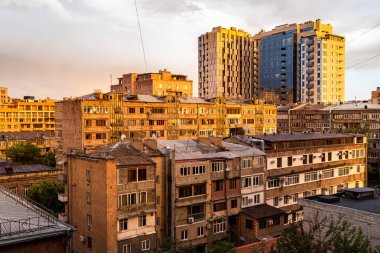 Ermenistan 'ın Erivan şehrinde yaz akşamları gün batımı güneşiyle aydınlanan şehir bloğu