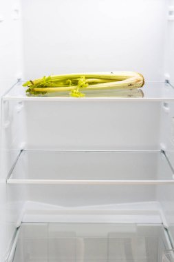 Rafta pörsümüş kereviz olan mutfak buzdolabı.