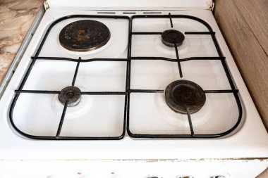 Elektrikli eski mutfak ocağı ve üç gaz ocağı.