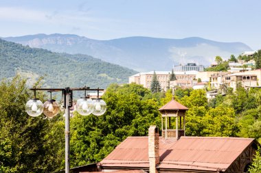 Sokak feneri ve şehir manzarası Dilijan şehri, Ermenistan güneşli yaz gününde