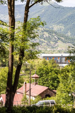 Güneşli bir yaz günü, Ermenistan 'ın Dilijan şehrindeki dağ yamacındaki evleri görmek