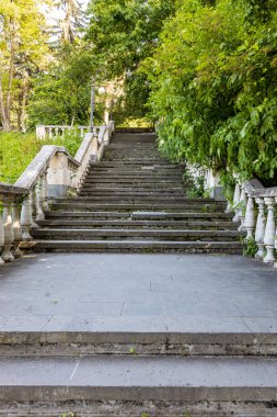 Ermenistan 'ın Dilijan şehrindeki Myasnikyan caddesindeki Sovyet taş merdivenleri güneşli yaz günlerinde
