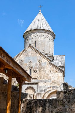 Ermenistan 'ın Tavush ilindeki Dilijan kasabası yakınlarındaki Haghartsin Manastırı' ndaki St. Astvatsatsin Kilisesi 'nin kubbesi güneşli yaz gününde