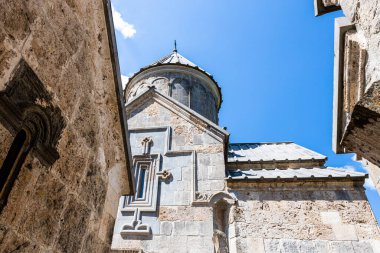 Ermenistan 'ın Tavush ilindeki Dilijan kasabası yakınlarındaki Haghartsin Manastırı' ndaki St. Astvatsatsin Kilisesi 'nin duvarı güneşli yaz gününde