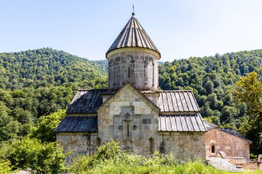 Ermenistan 'ın Tavush Eyaleti' nin Dilijan kasabası yakınlarındaki Haghartsin Manastırı 'ndaki St. Astvatsatsin Kilisesi' nin binası güneşli yaz günü
