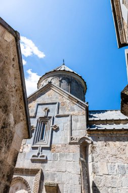 Güneşli yaz gününde Tavush Eyaleti 'nin Dilijan kasabası yakınlarındaki Haghartsin Manastırı' ndaki St. Astvatsatsin Kilisesi 'nin alt manzarası