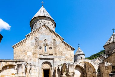 Güneşli bir yaz günü Tavush Eyaleti 'nin Dilijan kasabası yakınlarındaki Haghartsin Manastırı' ndaki St. Astvatsatsin Kilisesi cephesi